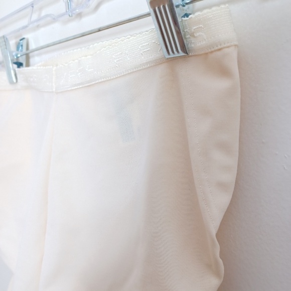 Bali 8701 Brief. Hi-Cut Light Control. Size Medium. Color Cream - Picture 9 of 11